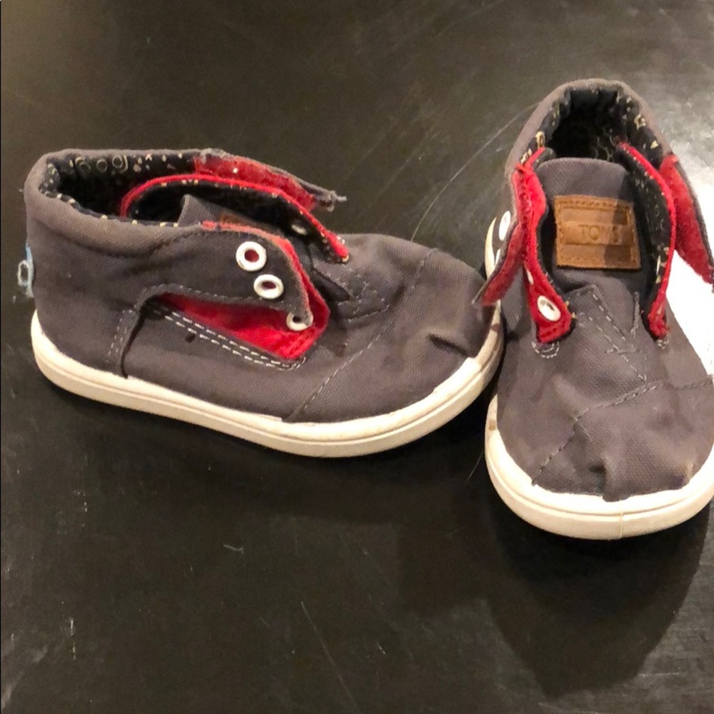 Gray-ish blue Toms